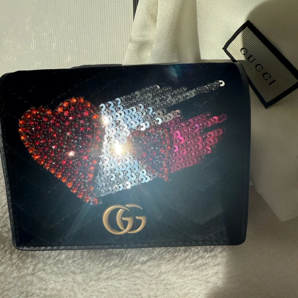 NIB GUCCI LIMITED EDITION MARMONT VELVET WALLET WITH CRYSTAL HARTS - Picture 3 of 9